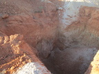 Boulderopal im Erdreich.